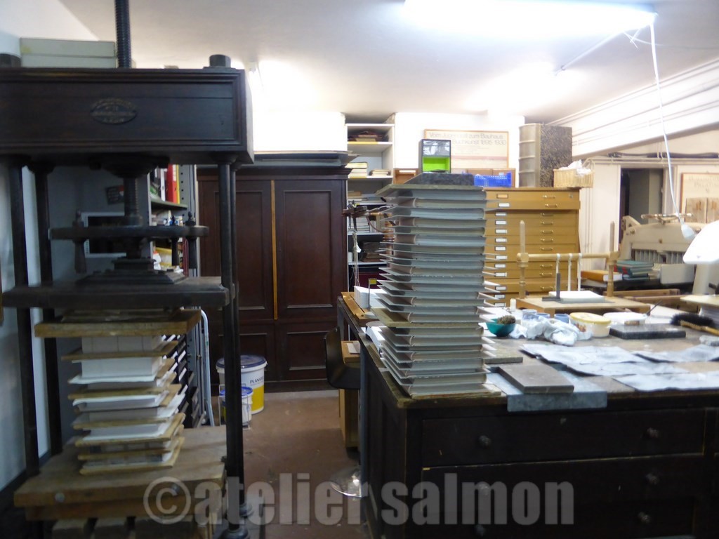 travaux en cours à l'atelier de Maurice Salmon relieur d'art à Strasbourg, alsace